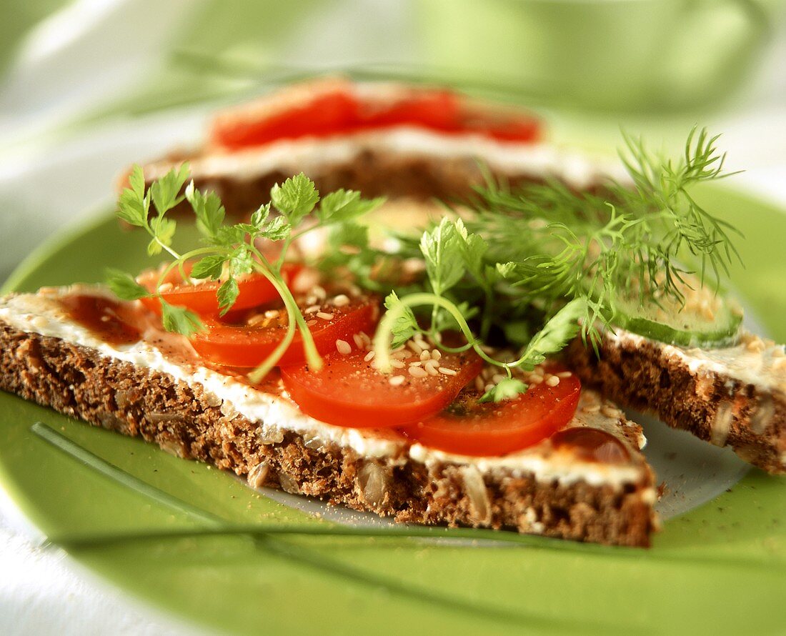 Wholemeal bread with sesame, tomatoes and fresh herbs