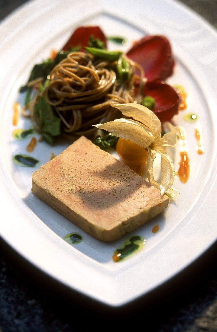 Gänseleberpastete mit Soba-Nudeln und Physalis