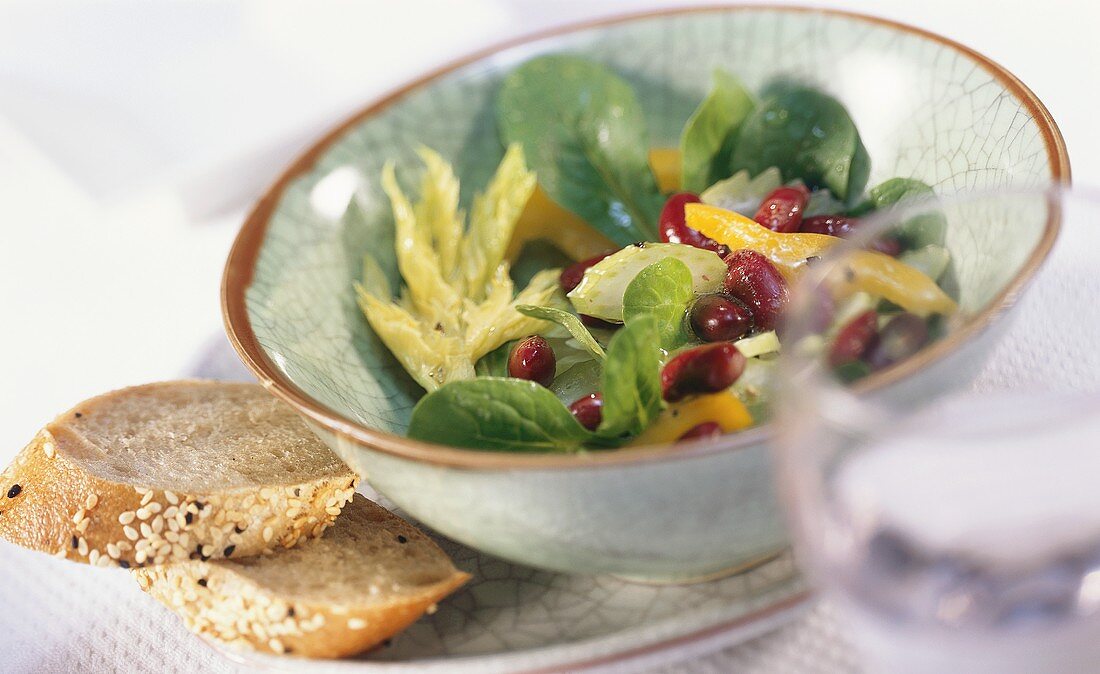 Feldsalat mit Bohnen, Sellerie und Paprika; Baguette