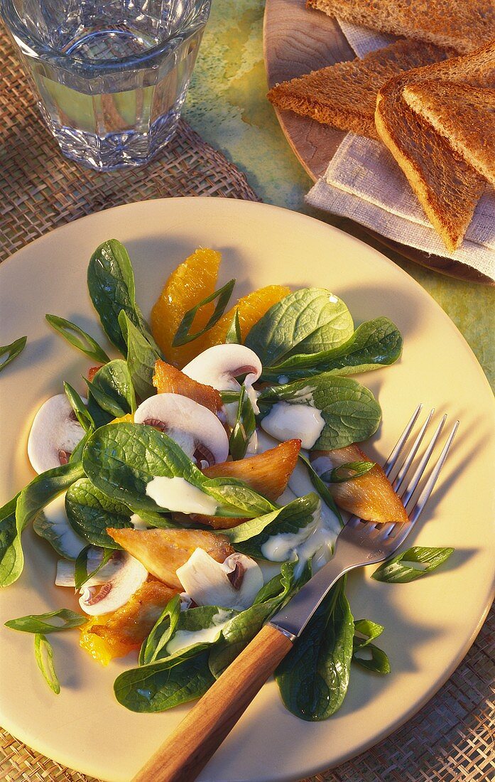 Feldsalat mit Hähnchenbrust, Champignons und Orangen