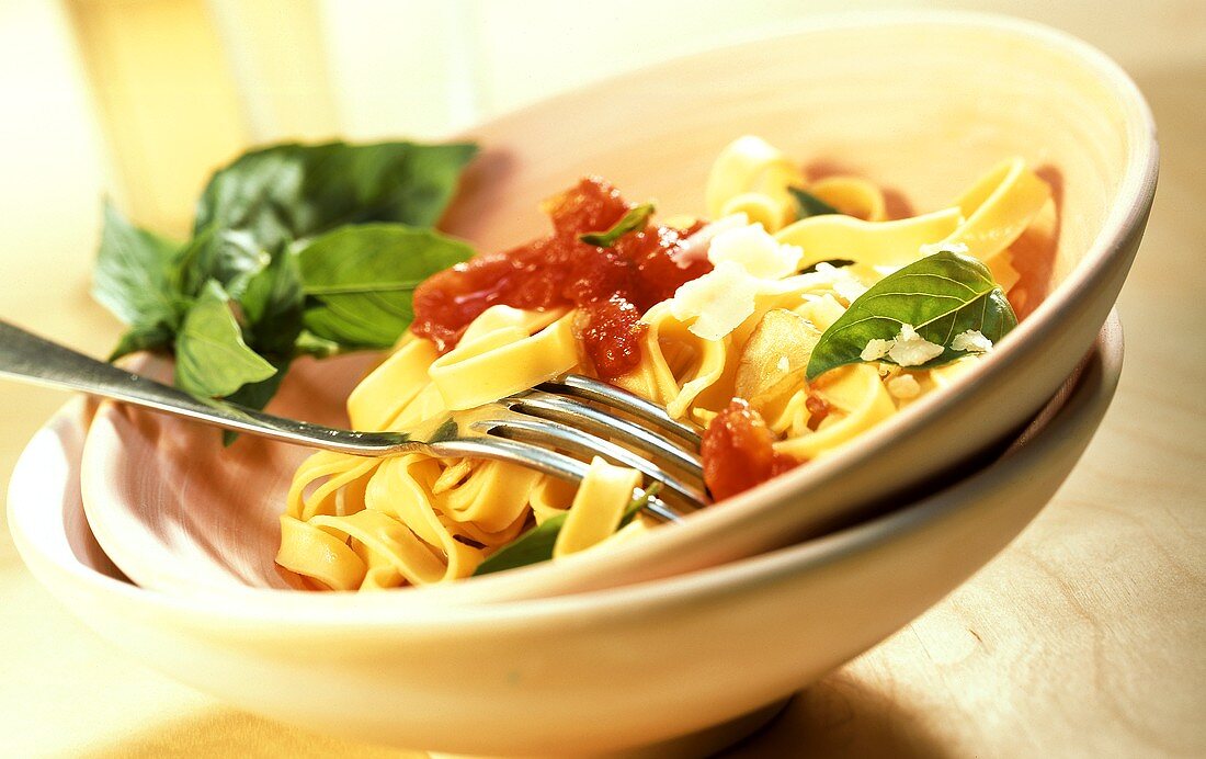 Tagliatelle al pomodoro (Ribbon pasta with tomatoes & basil)