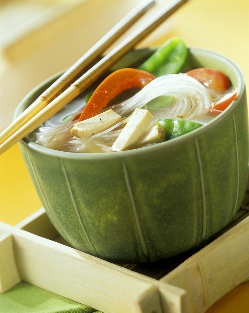 Scharf-saure Glasnudelsuppe mit Gemüse und Tofu