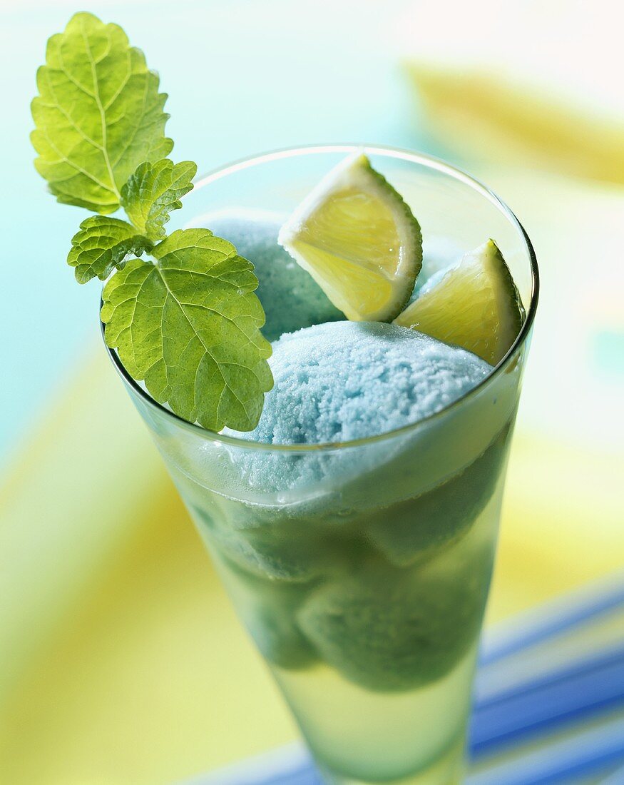 Sorbet mit Blue Curacao, Limetten und Zitronenmelisse