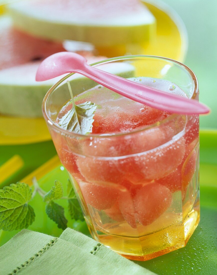 Melonenbowle mit Zitronenmelisseblättchen