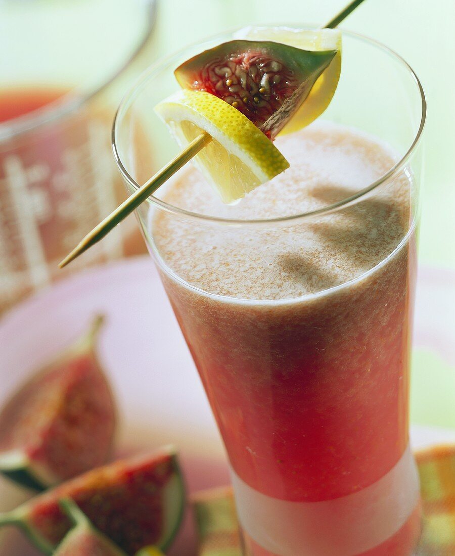 Whey drink with figs and lemon wedges