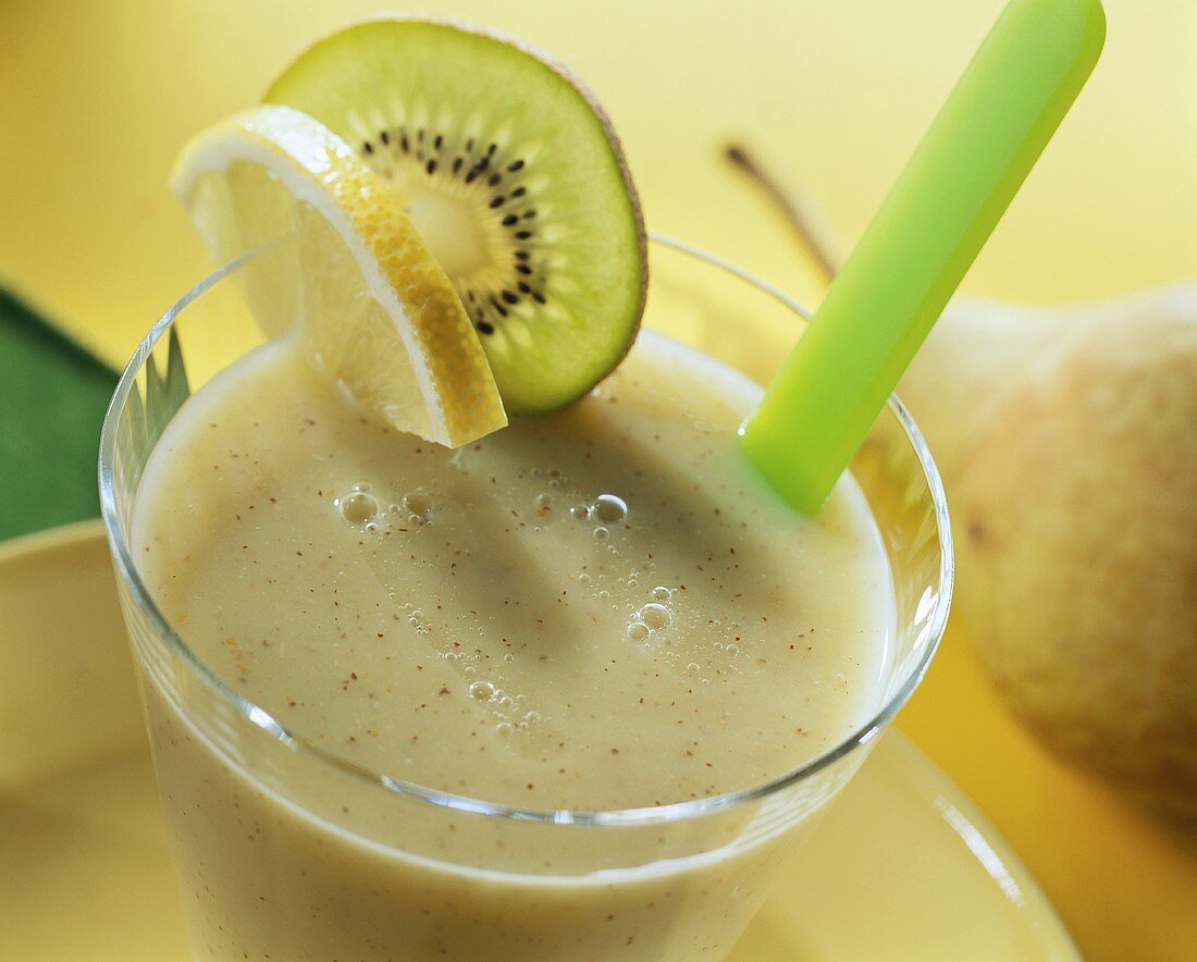 Birnen-Kiwi-Drink mit Zitronen- und Kiwischeibe