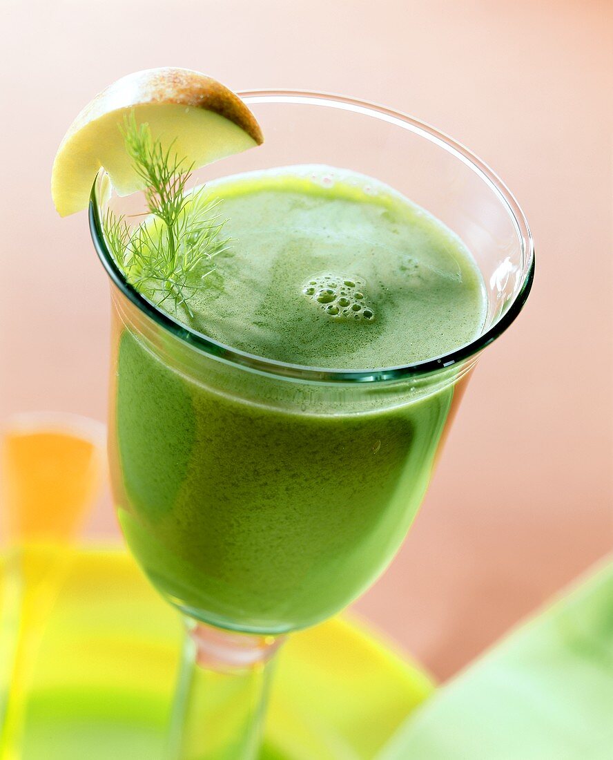Spinach drink with fennel leaves and wedge of apple
