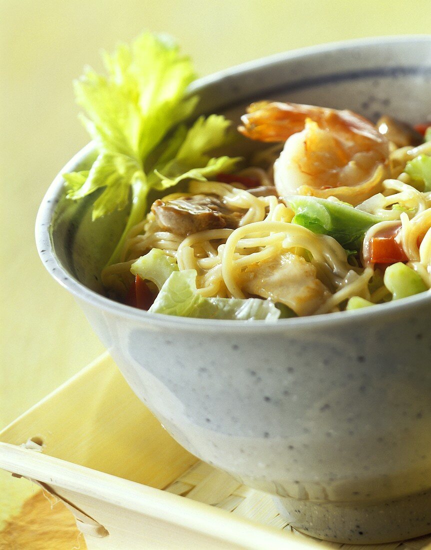 Hähnchen Chow-Mein mit Nudeln, Gemüse, Garnelen aus dem Wok