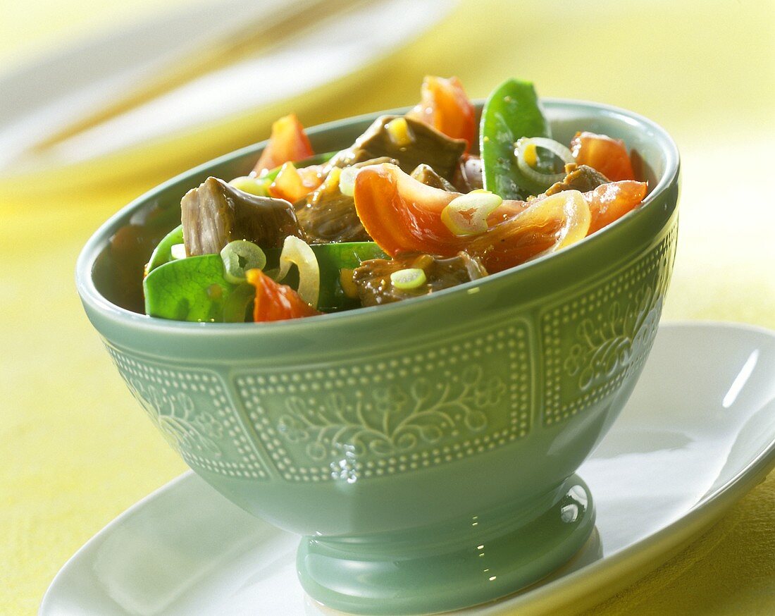 Wok-cooked beef fillet with tomatoes and mangetouts