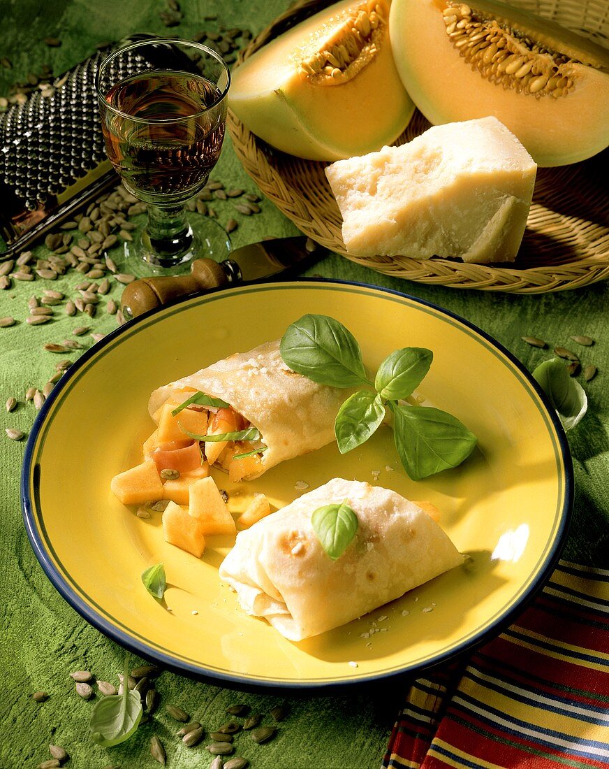 Wrap mit Parmaschinken-Melonen-Füllung, Basilikum, Parmesan