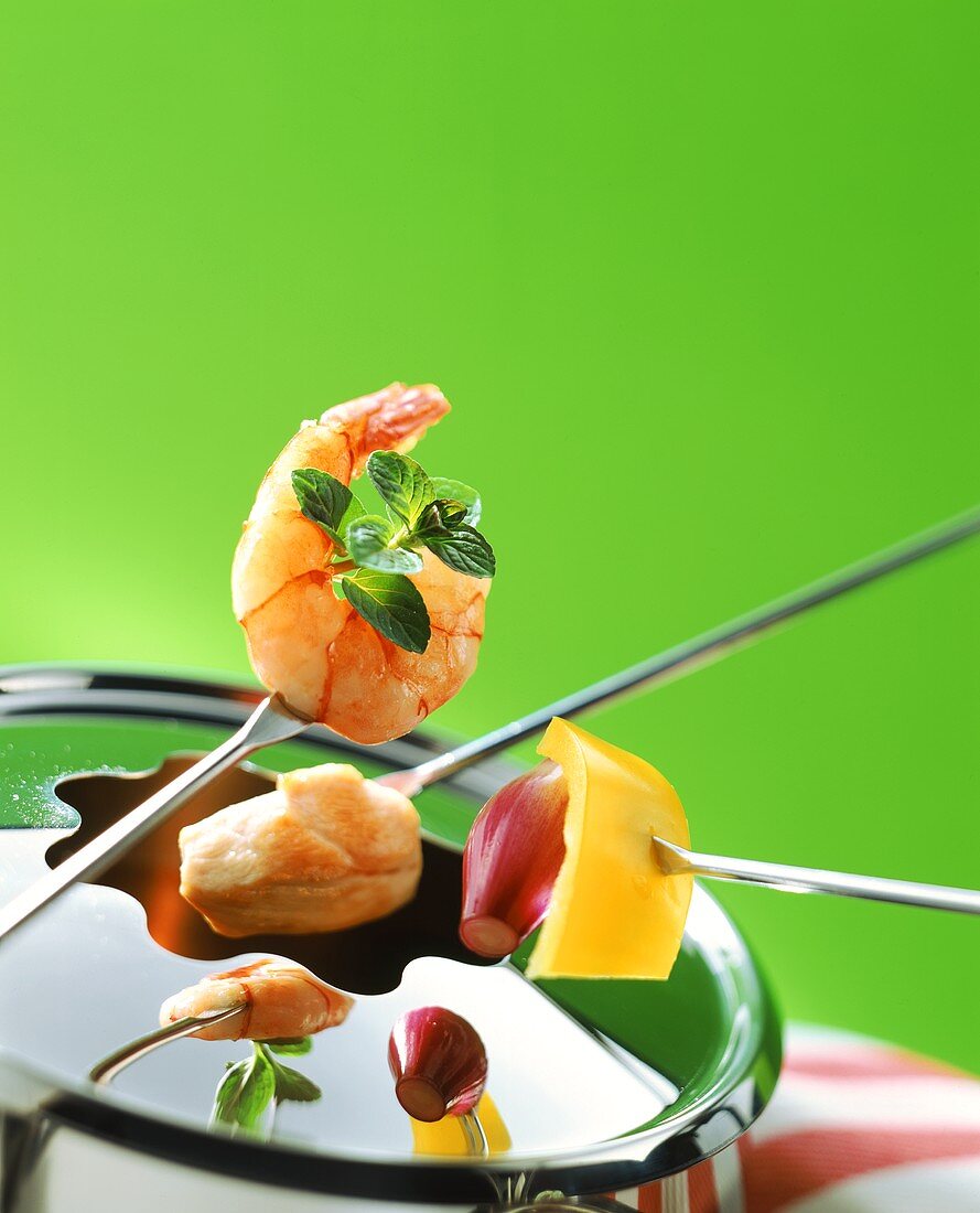 Fondue with shrimps, meat and vegetables