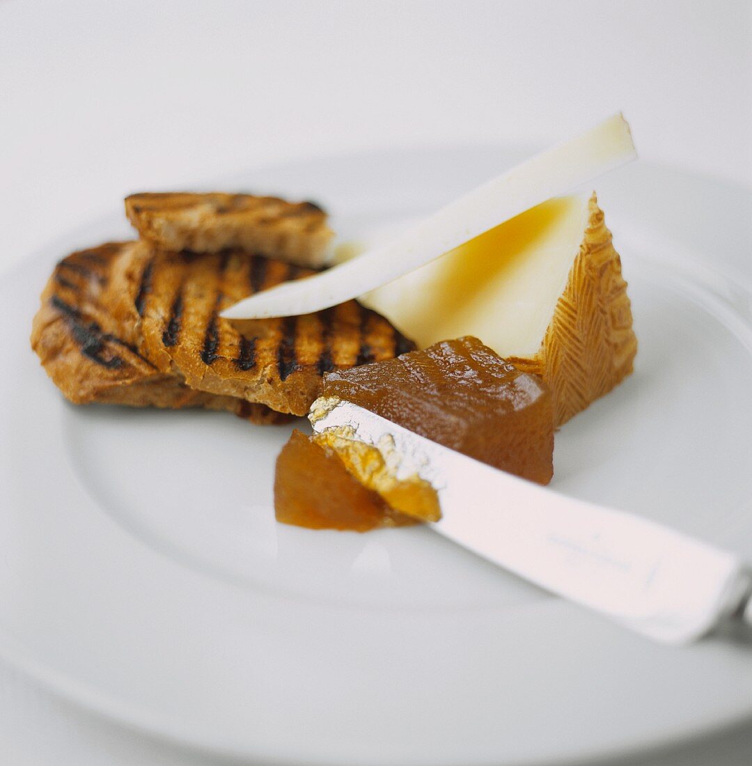 Quittengelee mit gegrilltem Brot und Käse