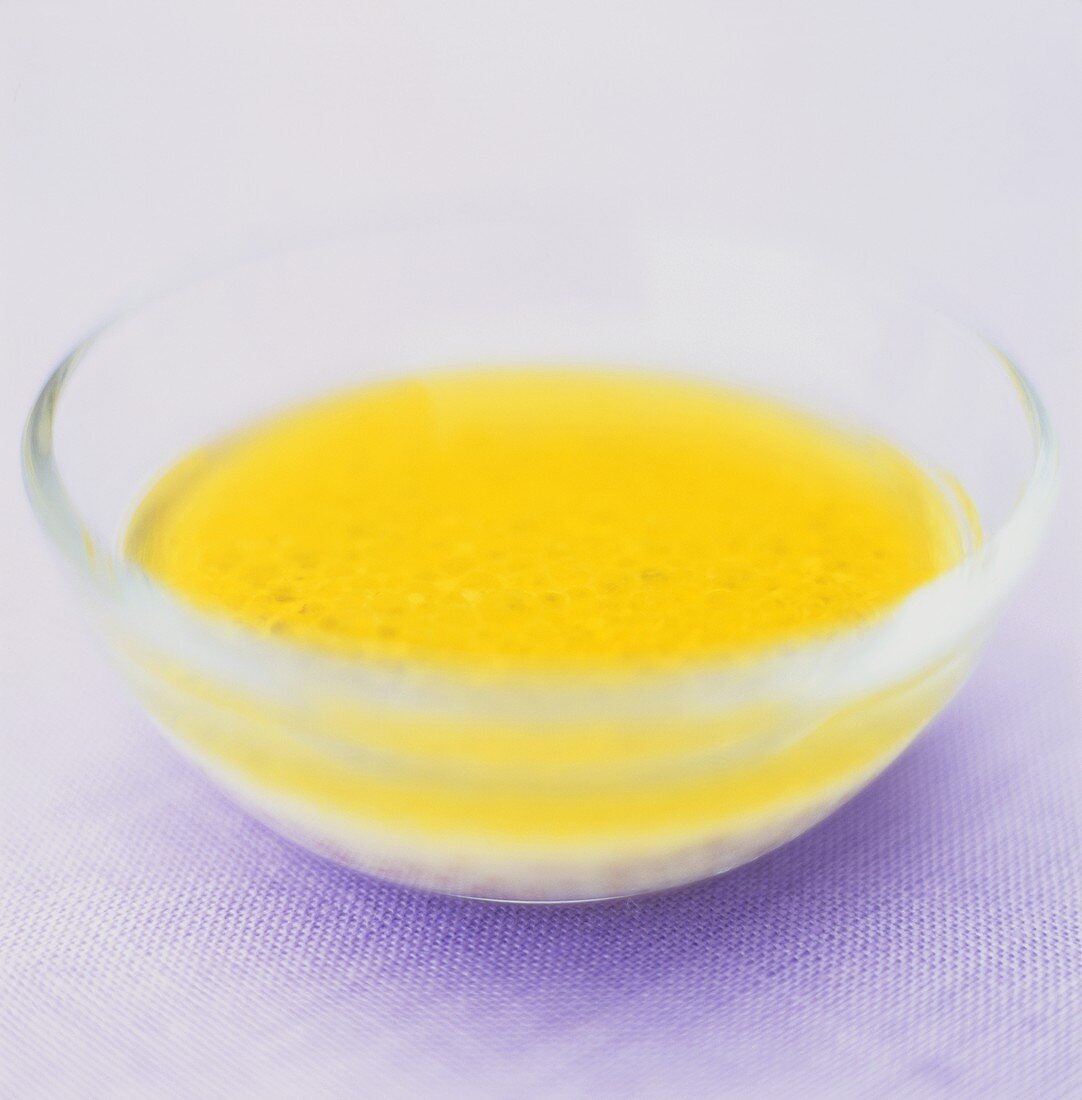 Flüssige Butter im Glasschälchen
