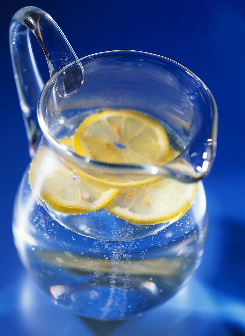 Wasser mit Zitronenscheiben in Karaffe