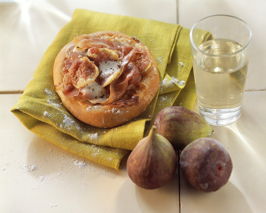 Mini-pizza with ham and figs