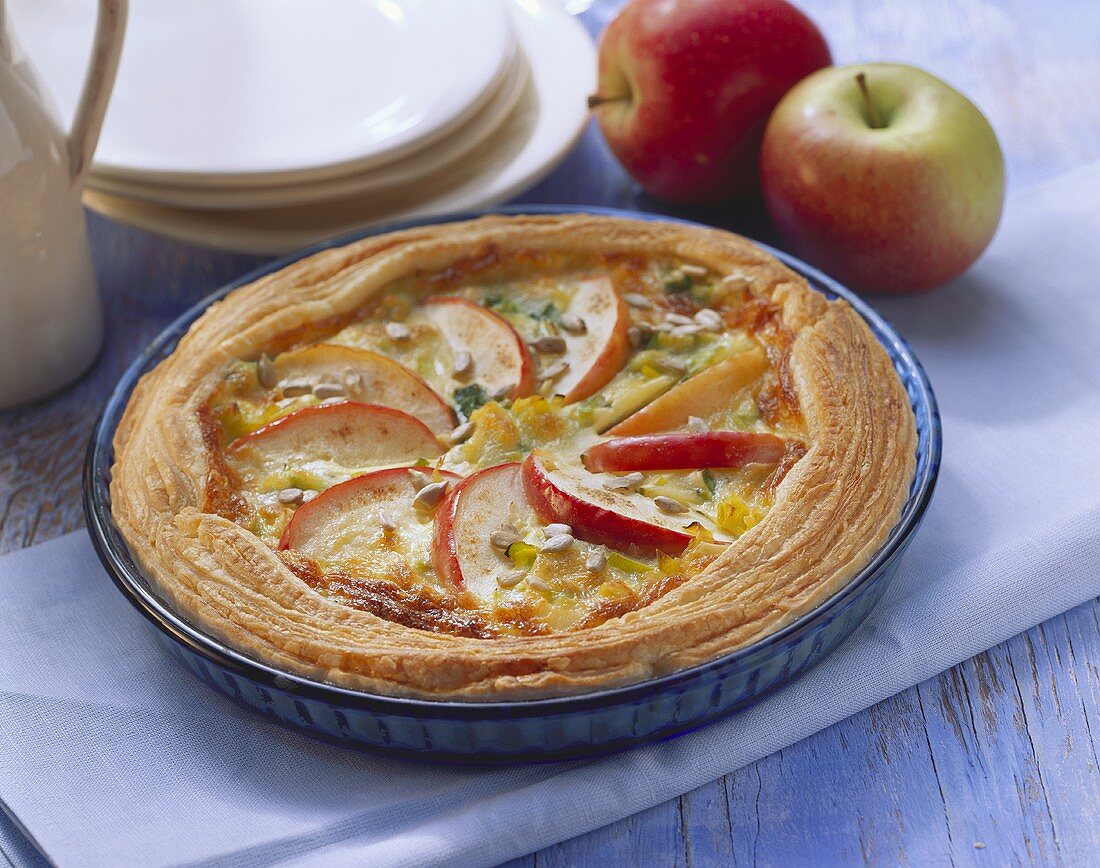 Ganze Apfel-Lauch-Quiche mit Sonnenblumenkernen