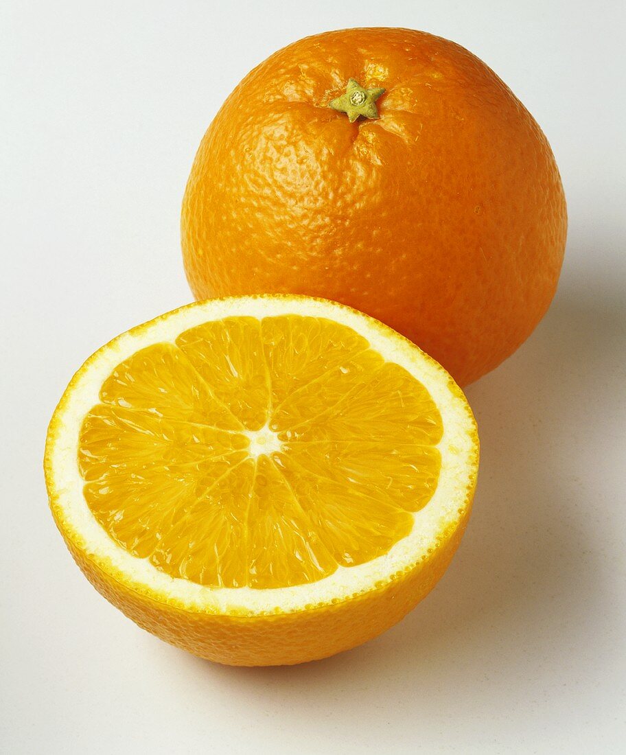 Ganze und halbe Orange