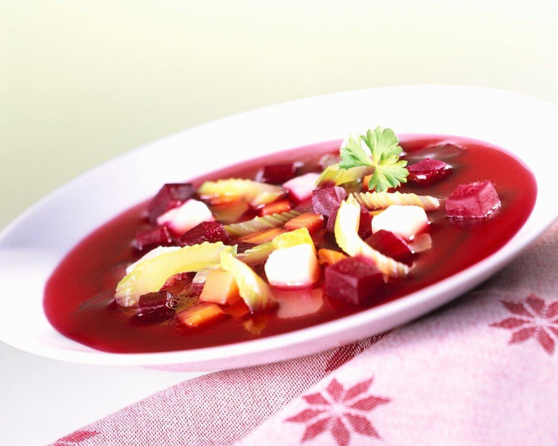 Rote-Bete-Suppe mit Staudensellerie