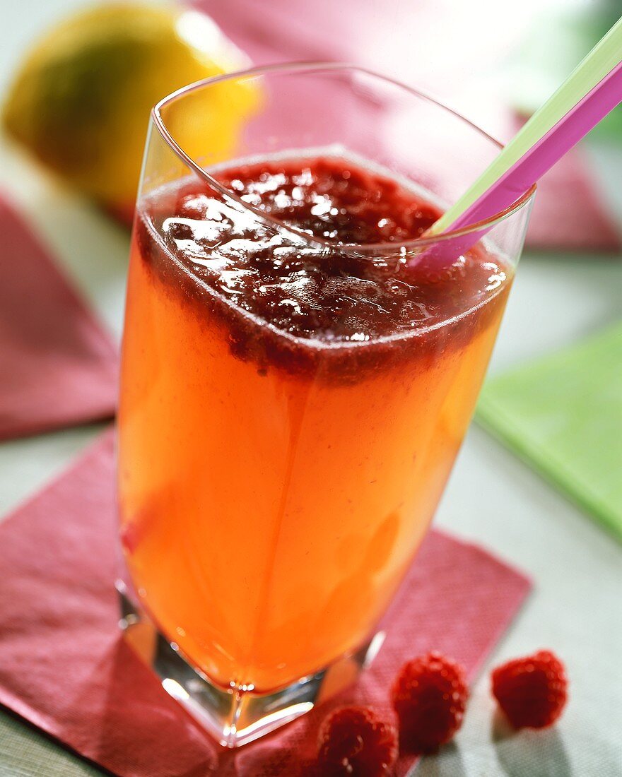 Sundowner: Cocktail mit Rum, Sekt und Himbeeren