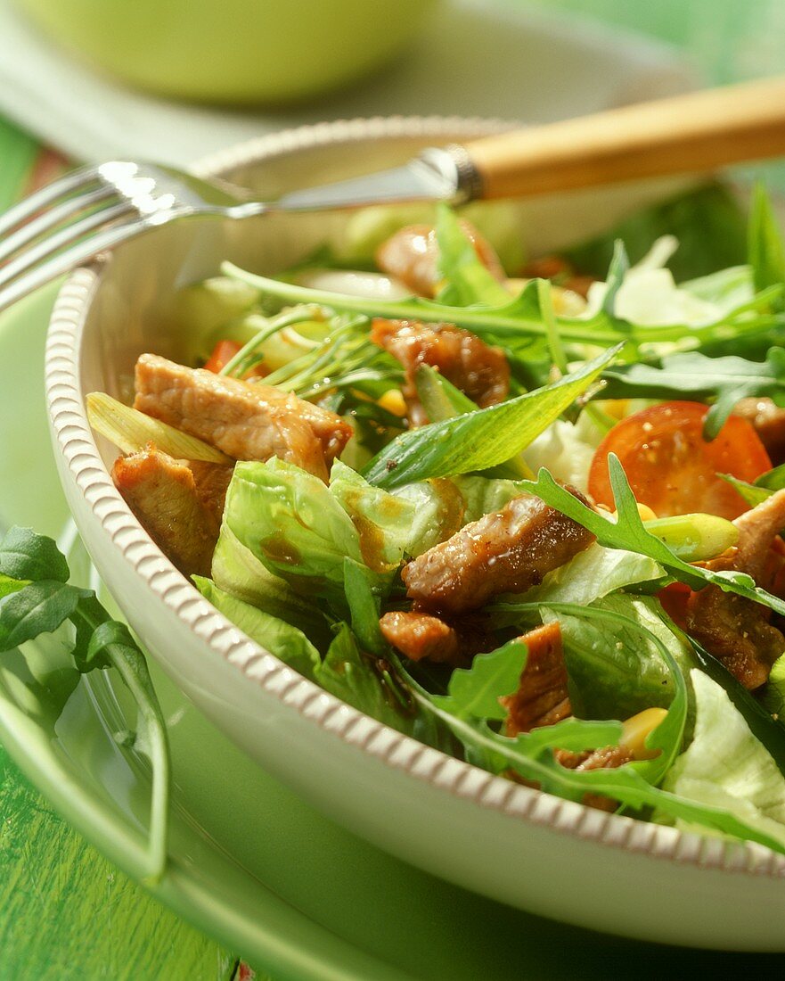 Blattsalat mit gebratenem Kalbfleisch und Kirschtomaten