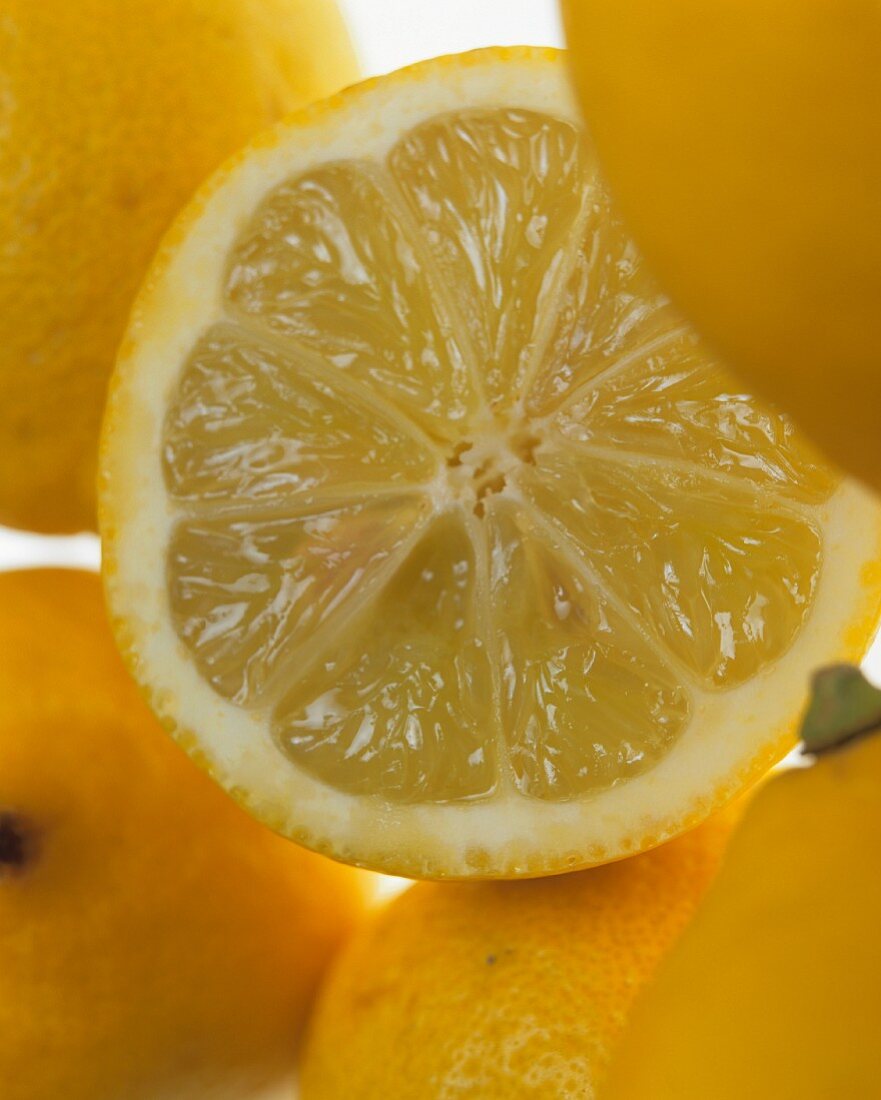 Zitronen mit Zitronenscheibe
