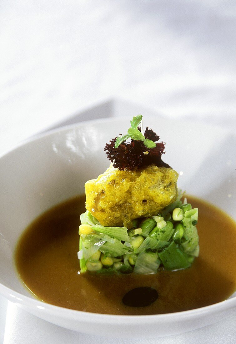 Lachs-Avocado-Tempura auf Bohnen mit Kokos-Soja-Sauce