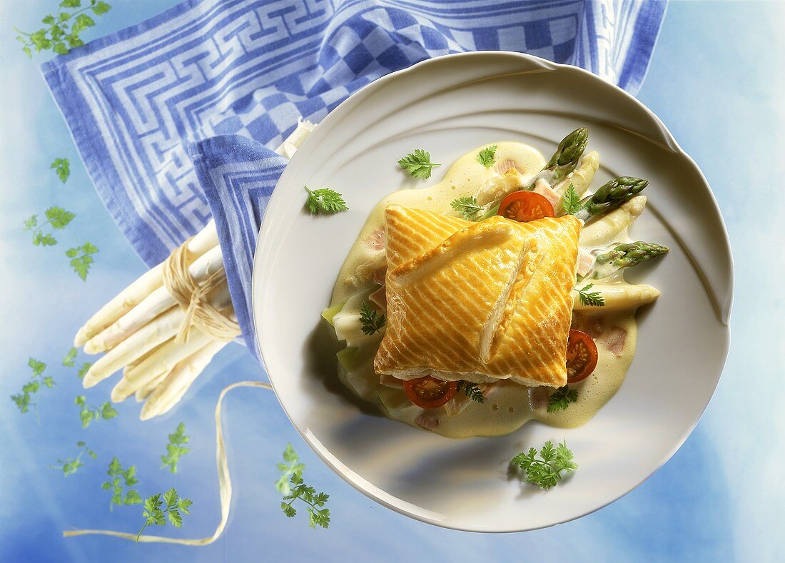 Asparagus in puff pastry with ham and cream sauce