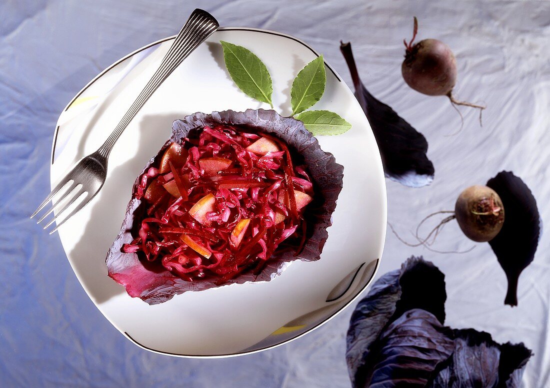 Rotkohl-Rote-Bete-Gemüse im Rotkohlblatt