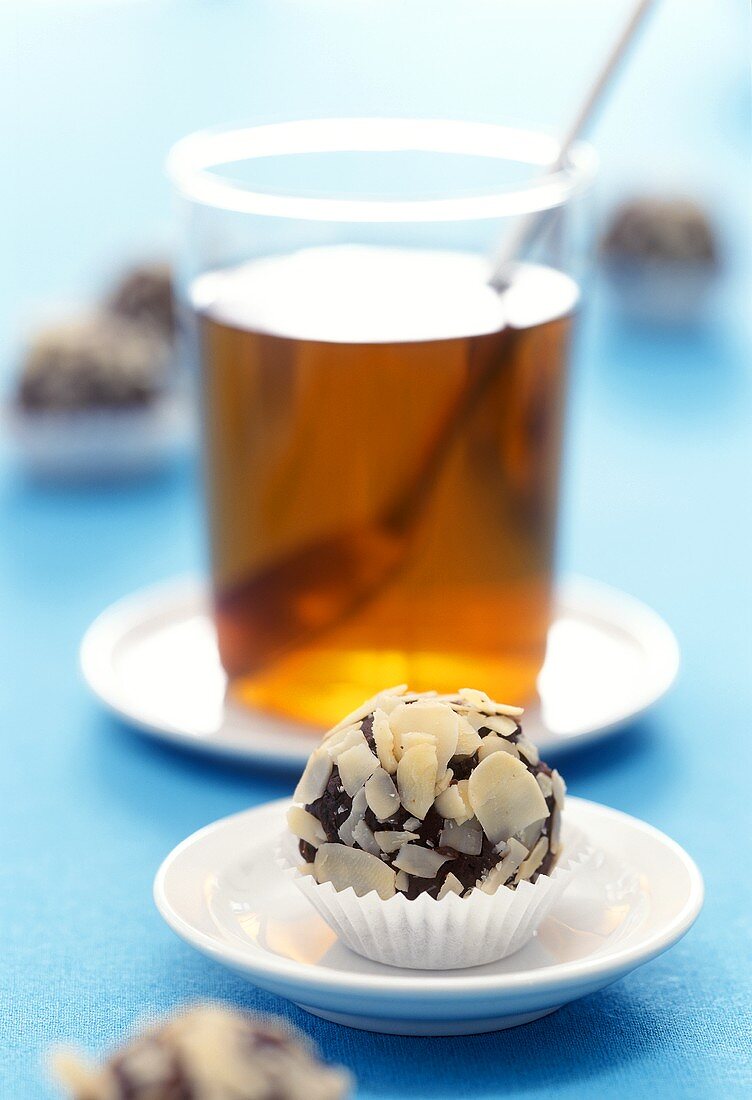 Zwiebackpralinen mit Mandelblättchen; Tee