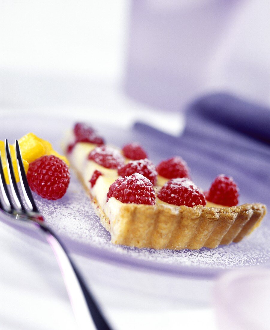 Stück Käsekuchen mit Himbeeren