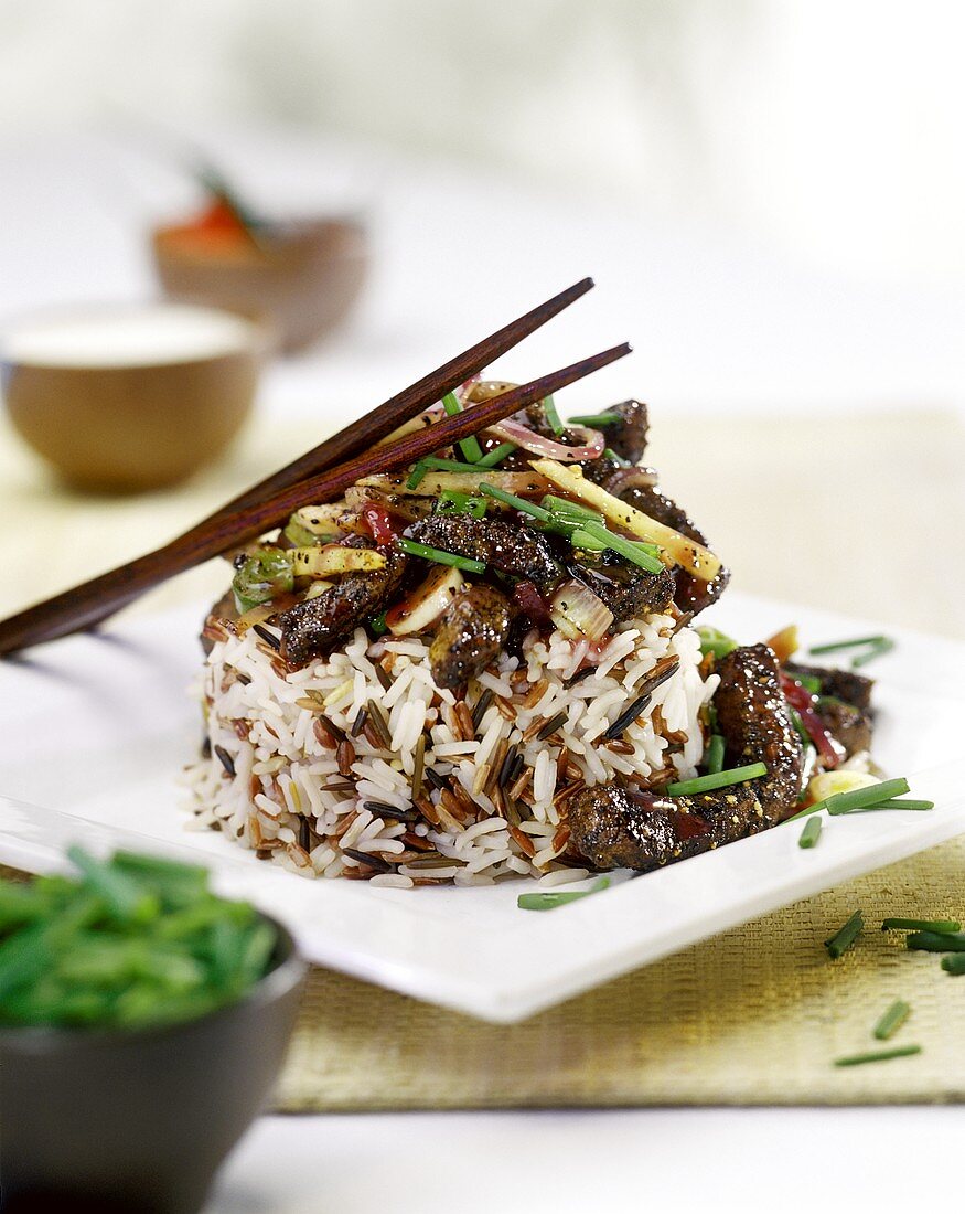 Wilder Reis mit Rindfleisch und Schnittlauch