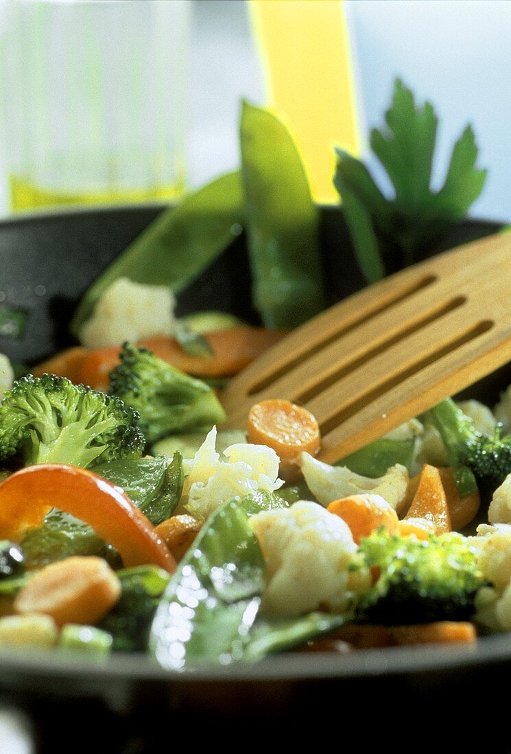 Pan-cooked vegetable dish: broccoli, cauliflower & mangetouts