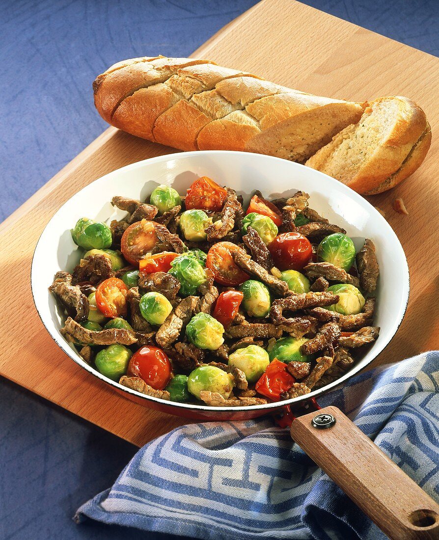Pan-cooked beef and Brussels sprouts with garlic baguette 