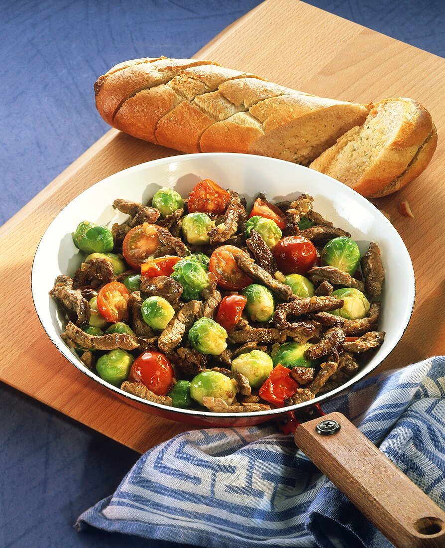 Rindfleisch-Rosenkohl-Pfanne mit Knoblauchbaguette