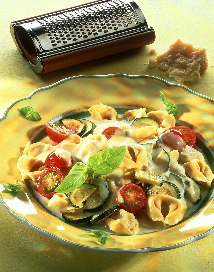 Tortellini with vegetables and cheese sauce
