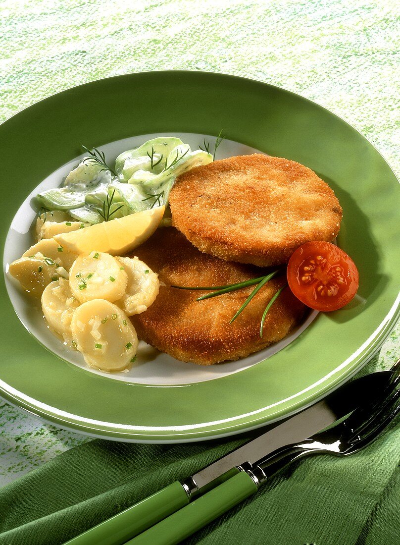 Panierter Bierschinken mit Salat