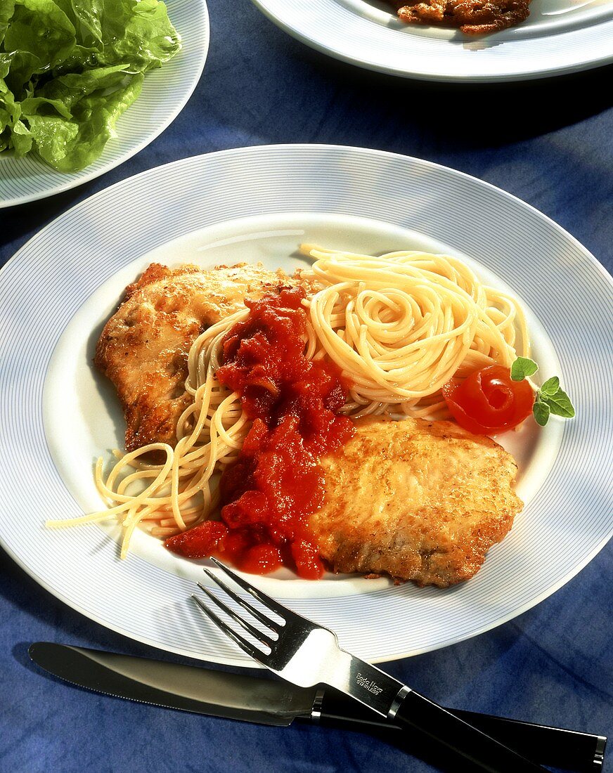 Putenschnitzel Mailänder Art mit Tomatensauce und Spaghetti