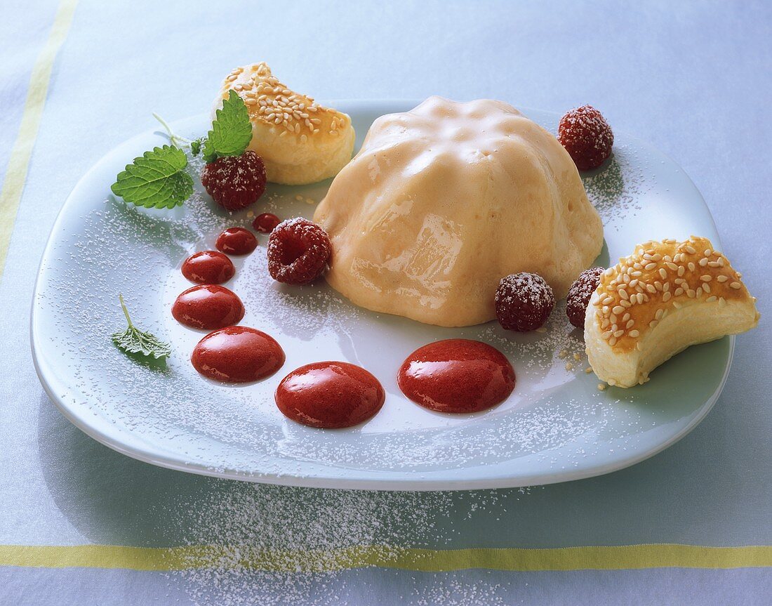 Berliner Luft (leichtes Apfel-Ei-Dessert) mit Himbeersauce