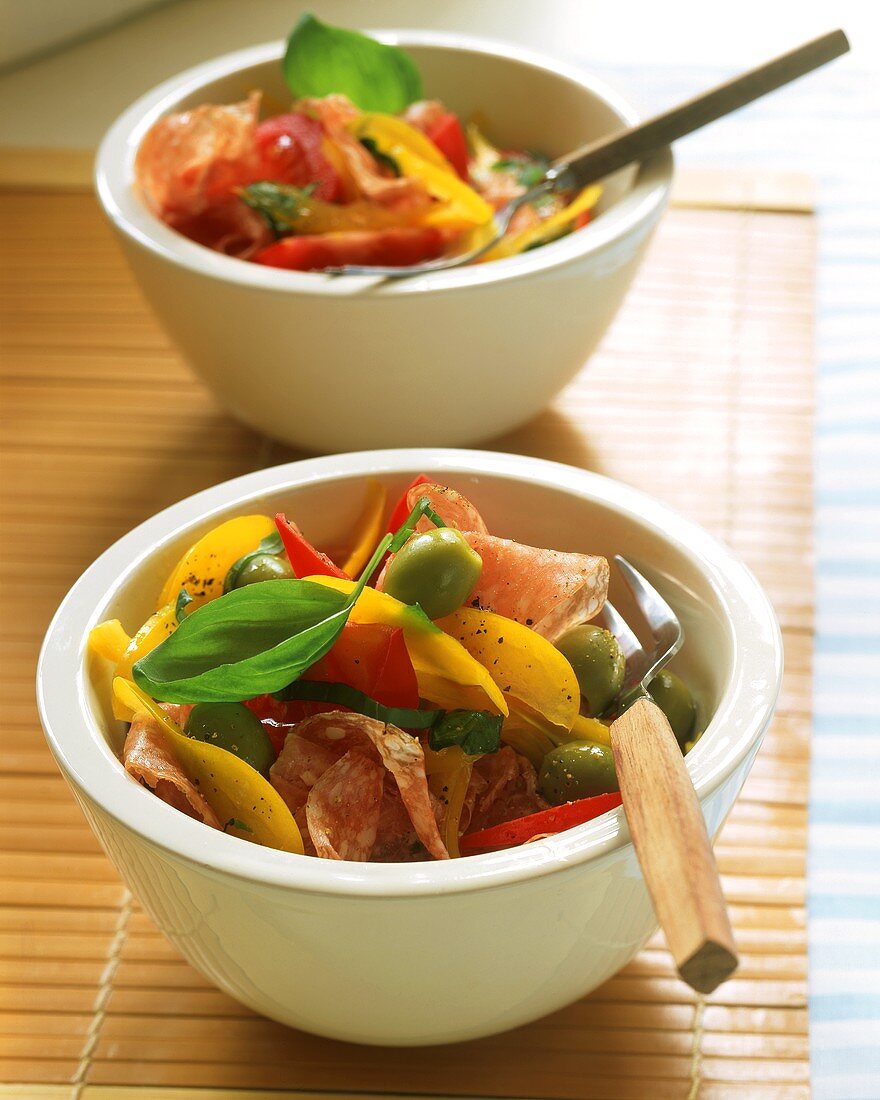 Tomaten-Paprika-Salat mit Salami und Oliven