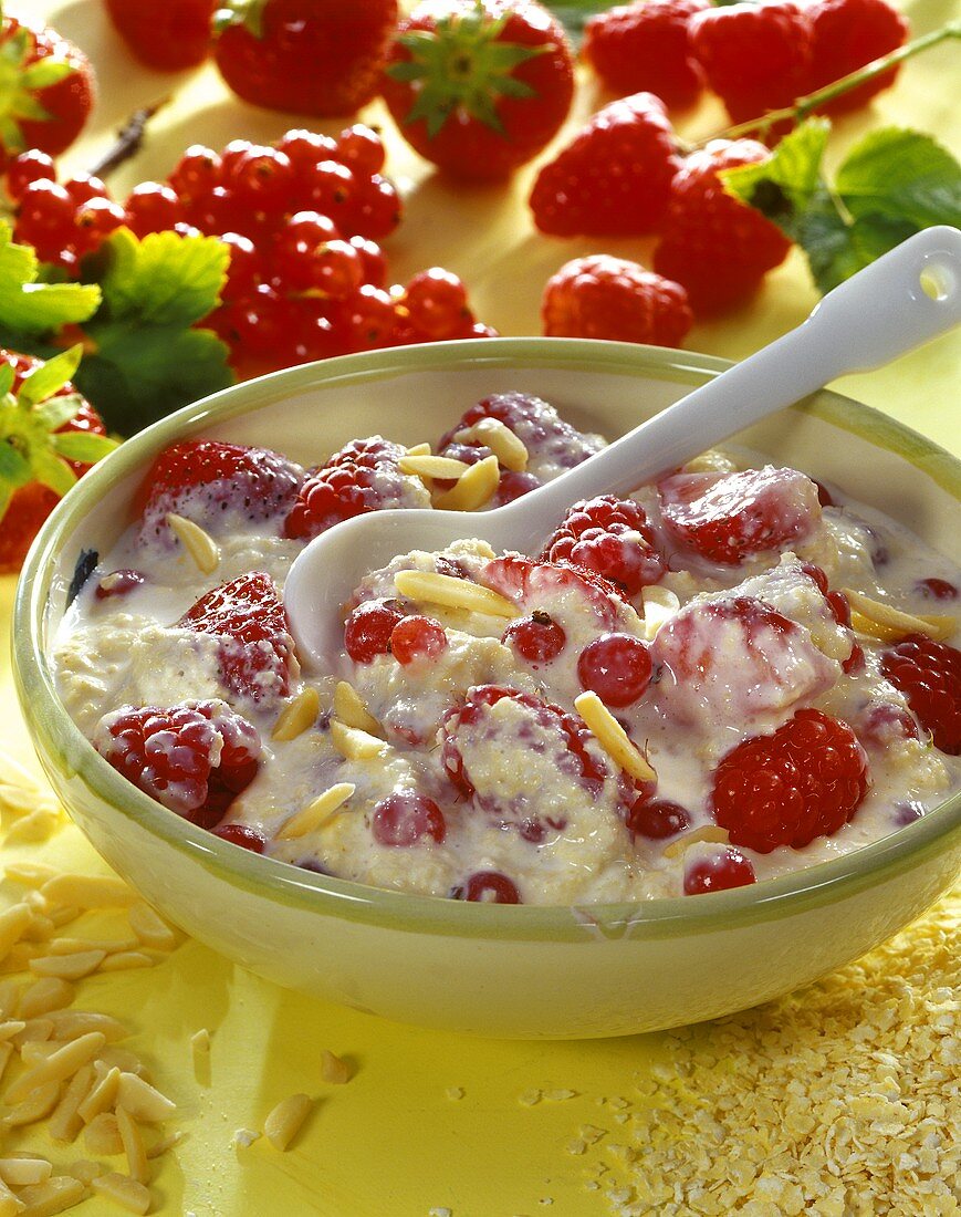 Sommermüsli mit Beeren und Mandelsplittern