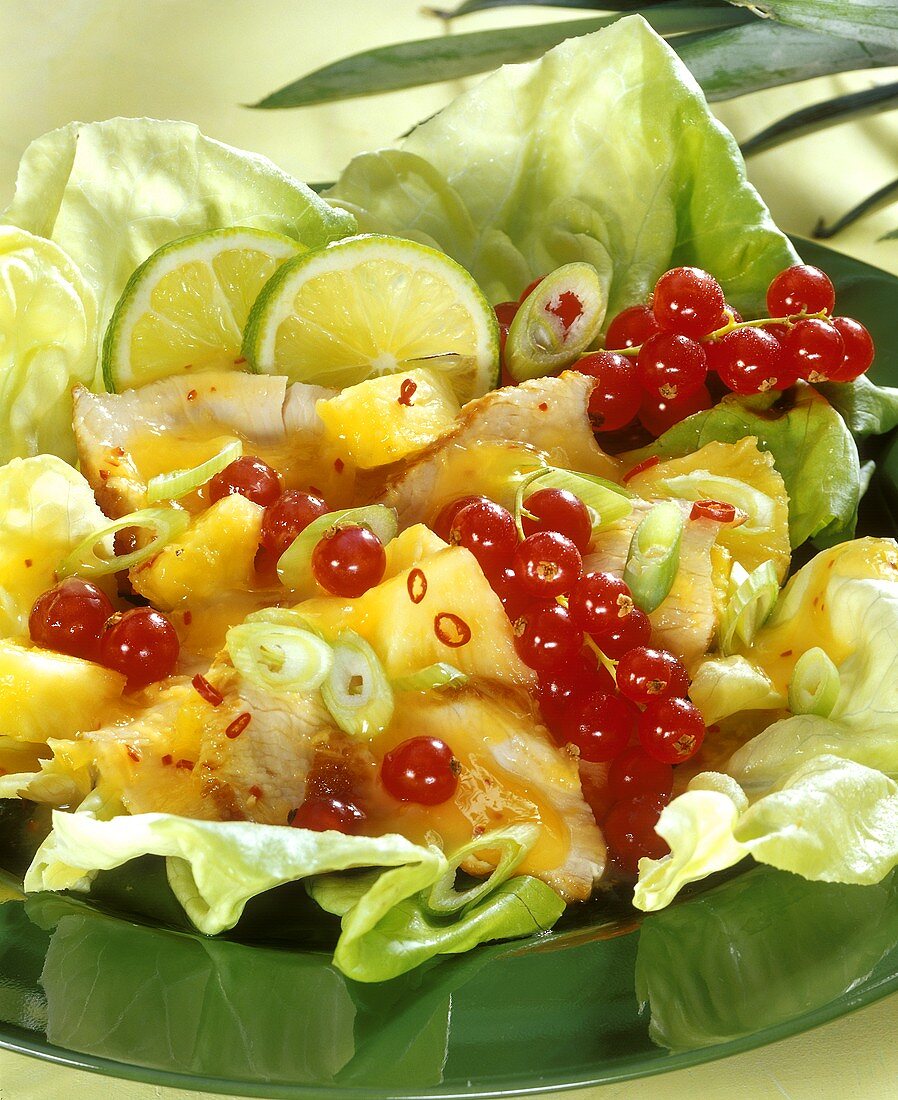 Putenbrust mit fruchtiger Salsa auf Kopfsalat