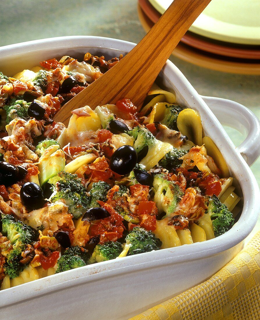 Potato gratin with broccoli, olives and tomatoes