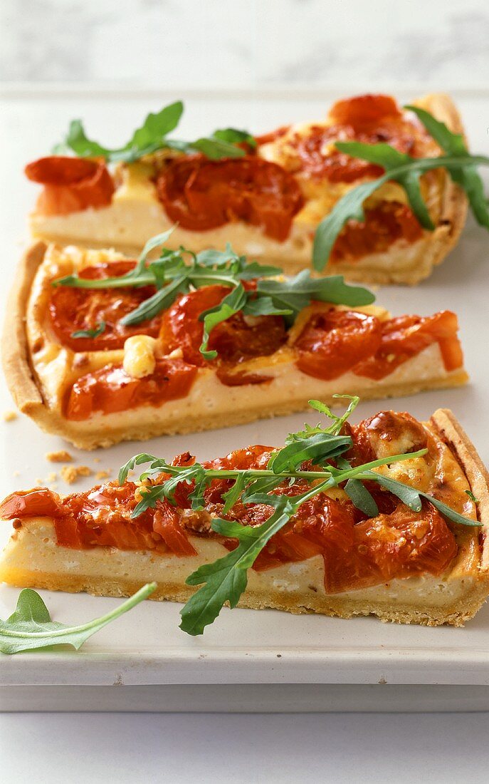 Tomato tart with rocket, cut into pieces