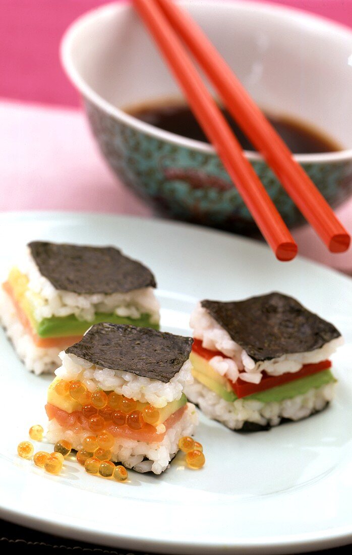 Sushi-Sandwiches mit Sojasauce