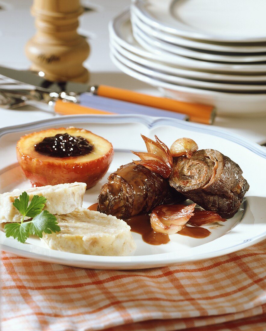 Rinderrouladen mit Serviettenknödel und Bratapfel