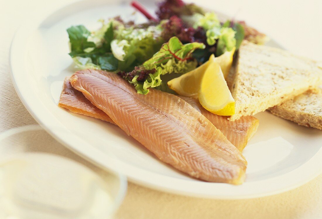 Trout fillets with lettuce