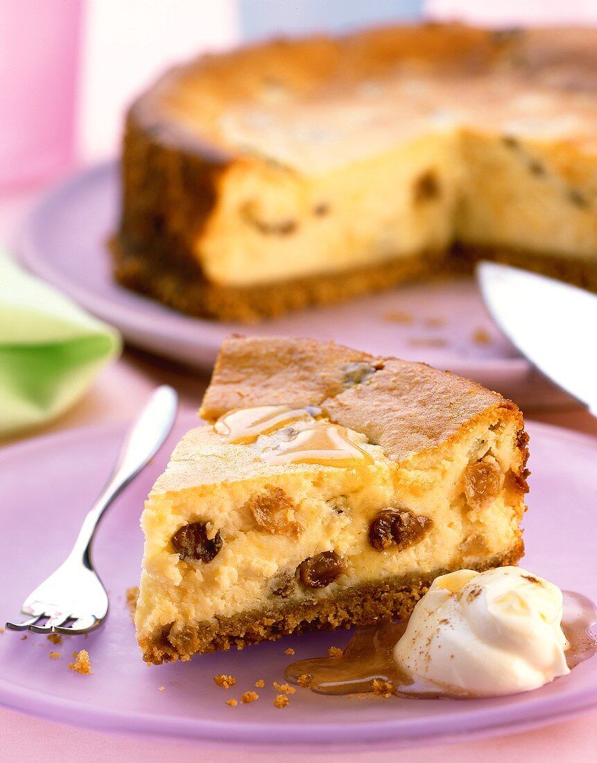 Cheesecake with raisins, honey sauce and cream