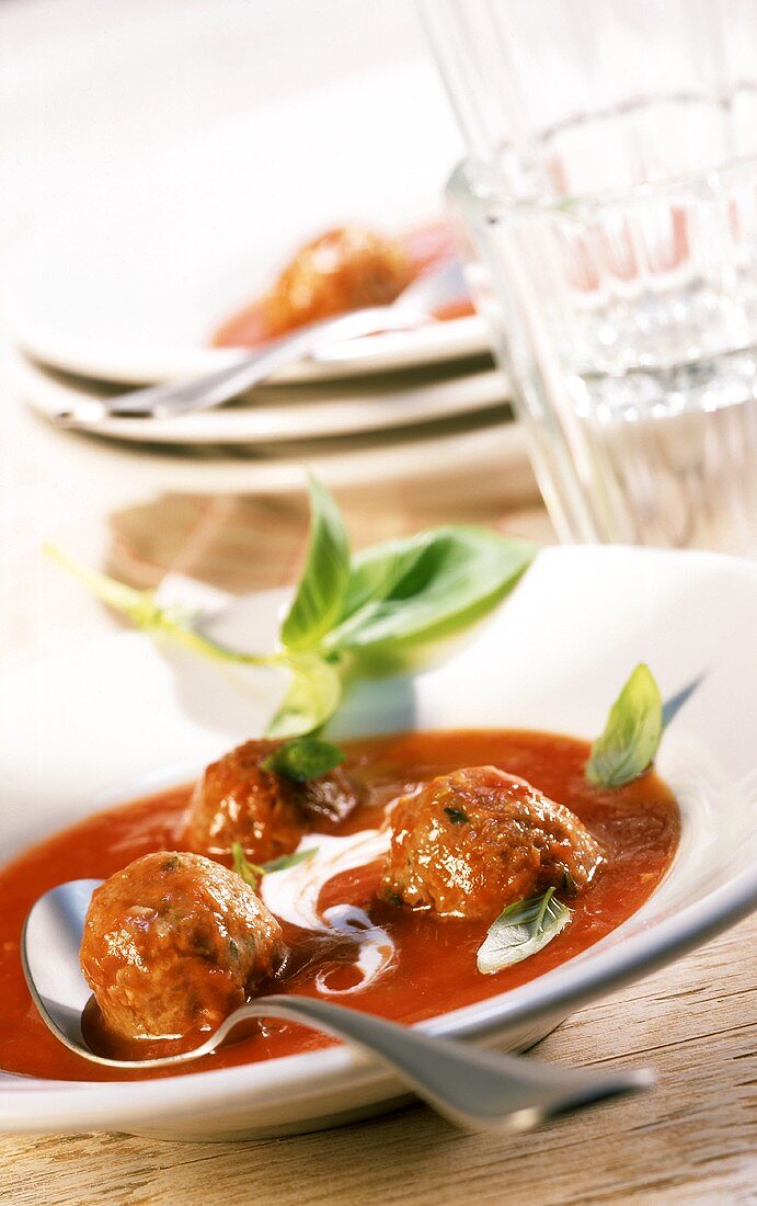 Tomatensuppe mit Fleischklösschen und Creme fraiche