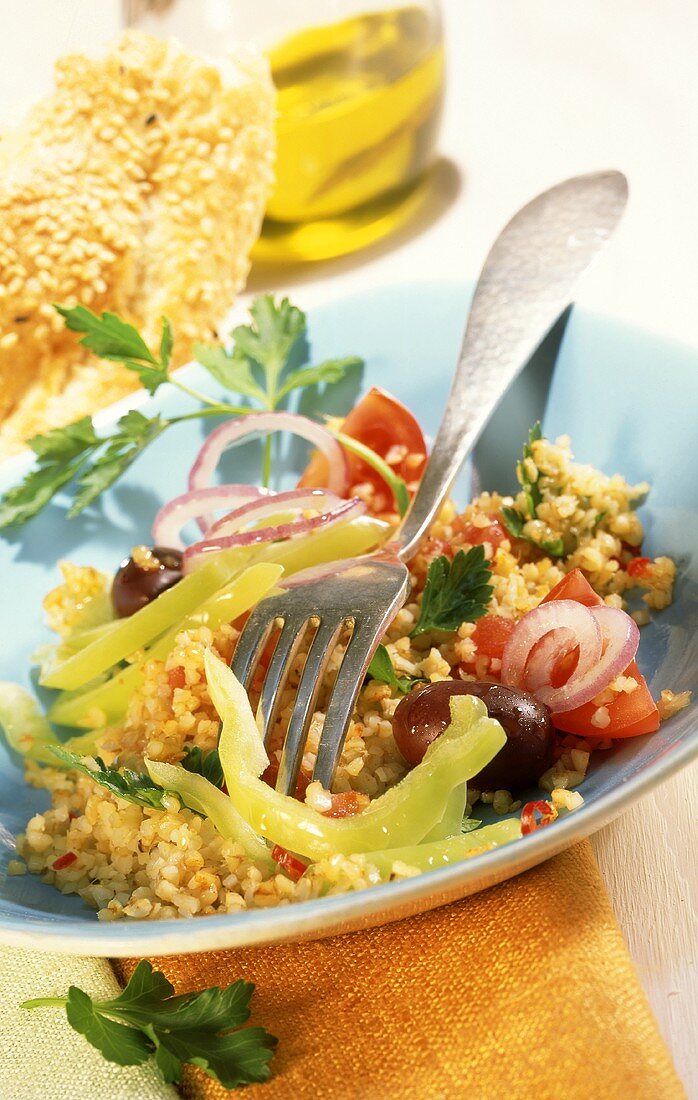 Bulgursalat mit Paprika, Oliven und Tomaten