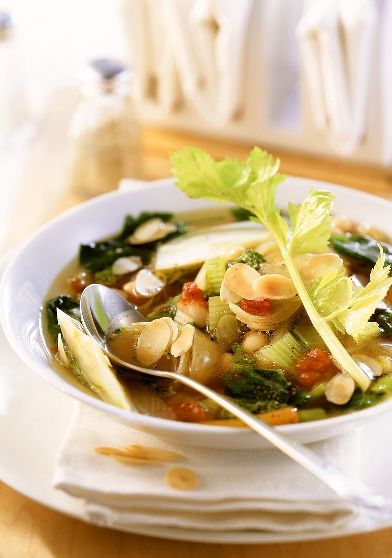 Minestrone ligure (Gemüsesuppe mit Mandelpesto)